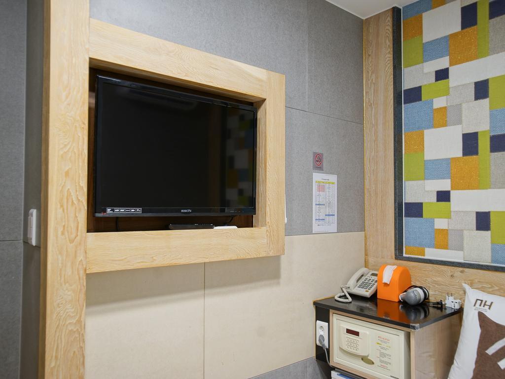 D.H Sinchon Guesthouse Seoul Eksteriør billede