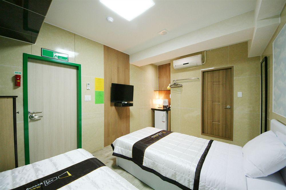 D.H Sinchon Guesthouse Seoul Eksteriør billede