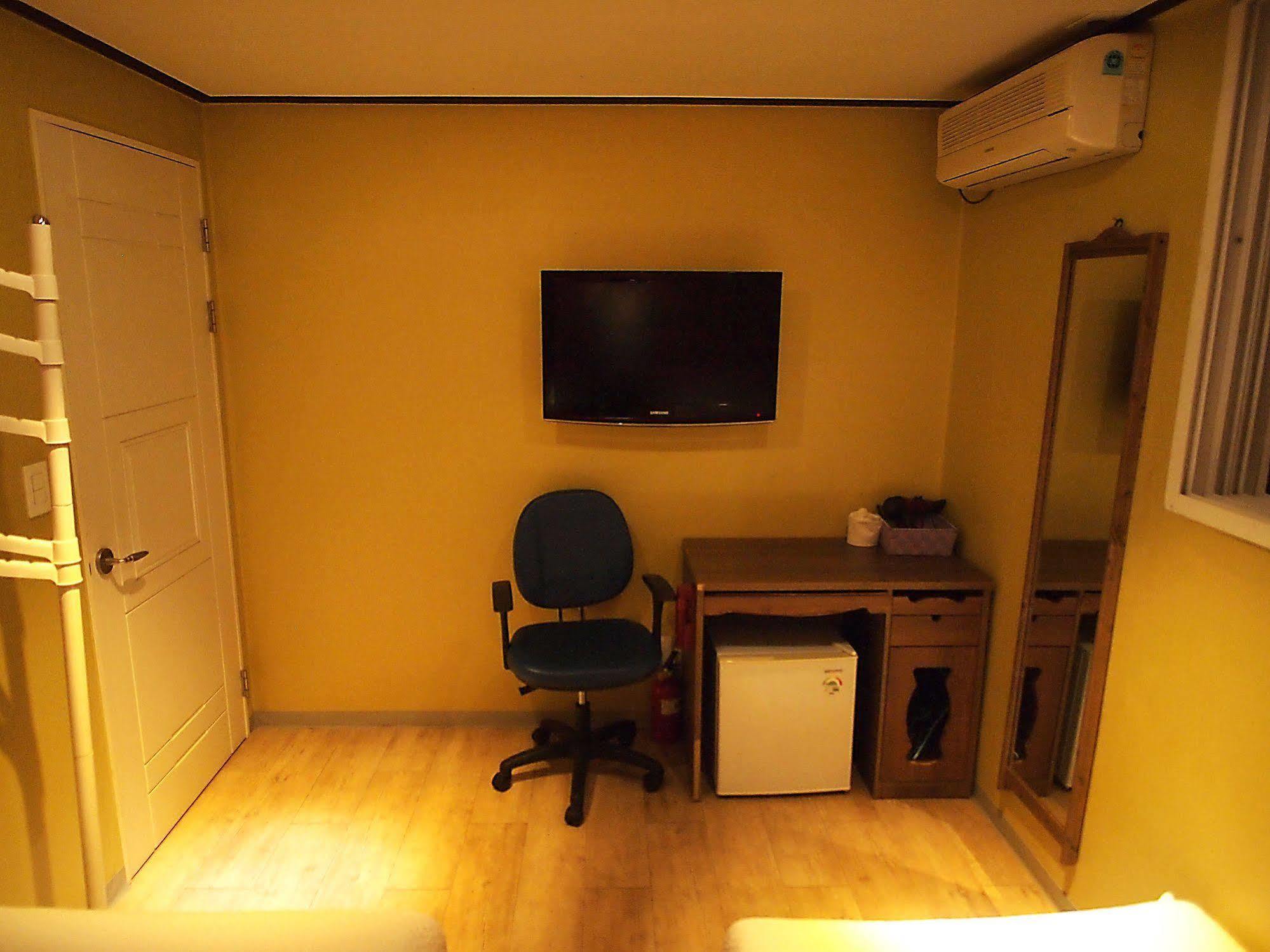 D.H Sinchon Guesthouse Seoul Eksteriør billede