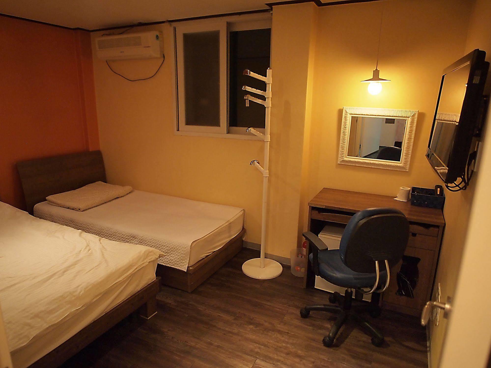 D.H Sinchon Guesthouse Seoul Eksteriør billede
