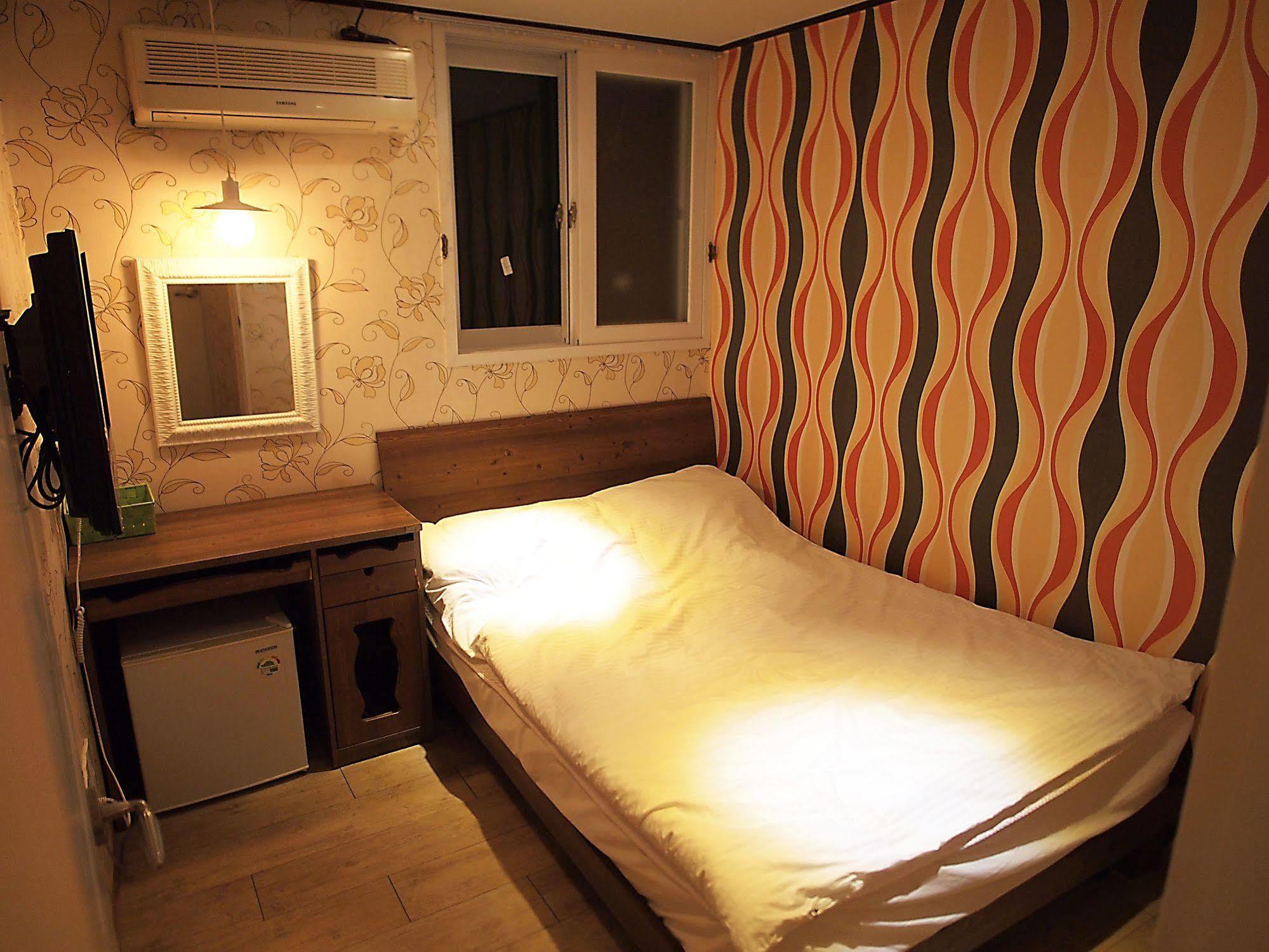 D.H Sinchon Guesthouse Seoul Eksteriør billede
