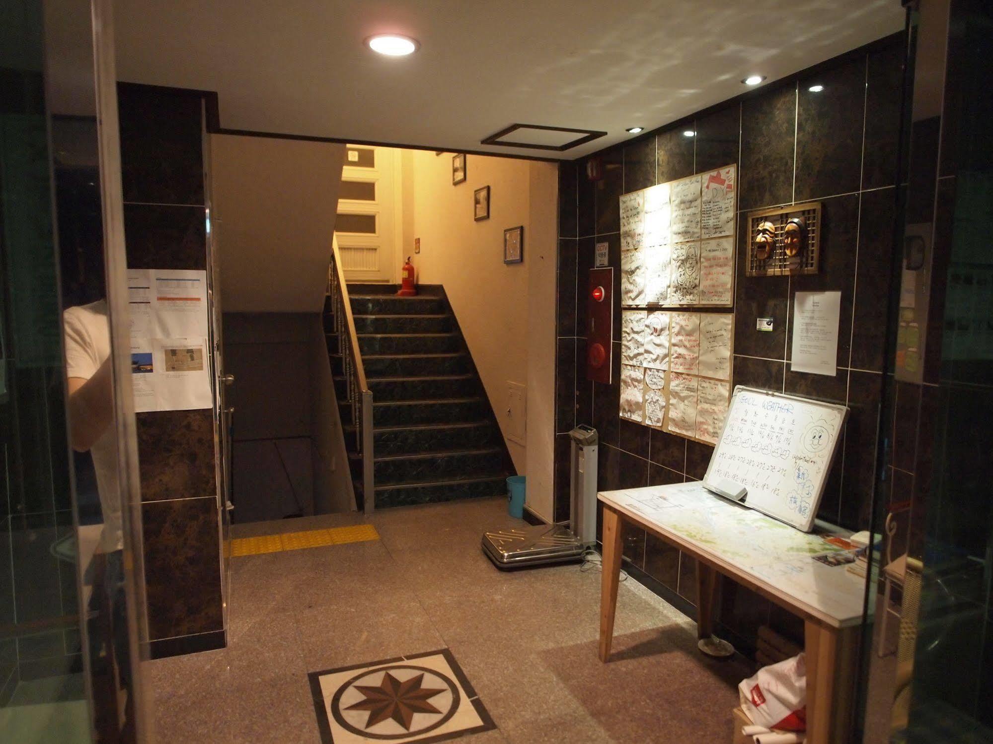 D.H Sinchon Guesthouse Seoul Eksteriør billede