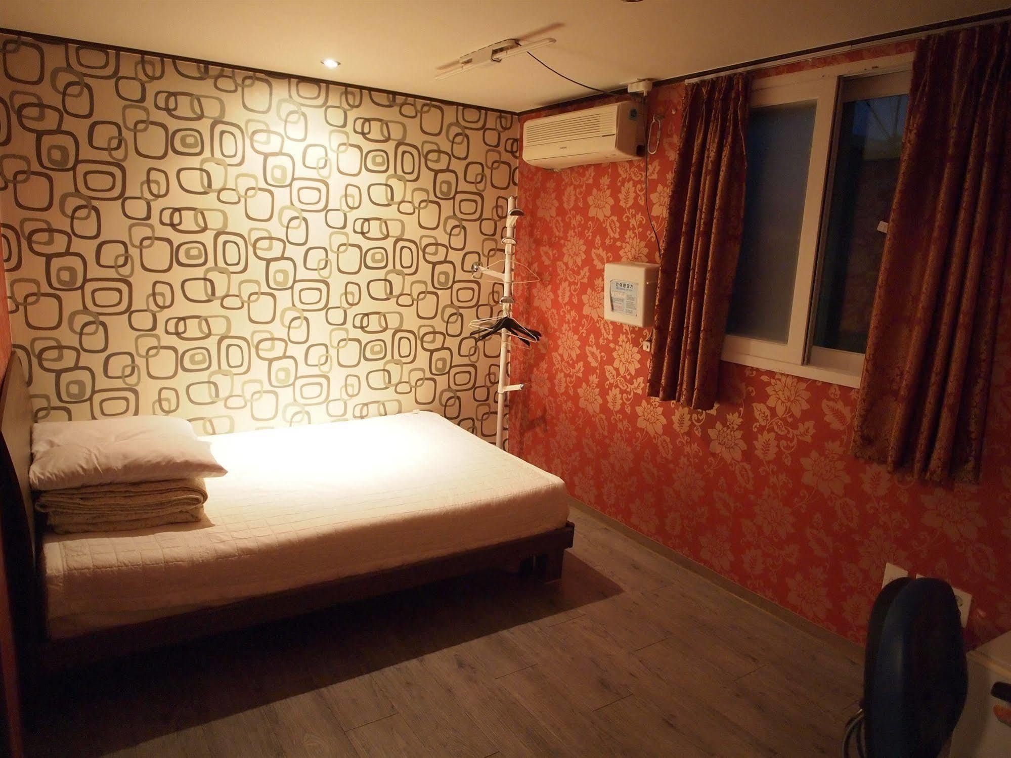 D.H Sinchon Guesthouse Seoul Eksteriør billede