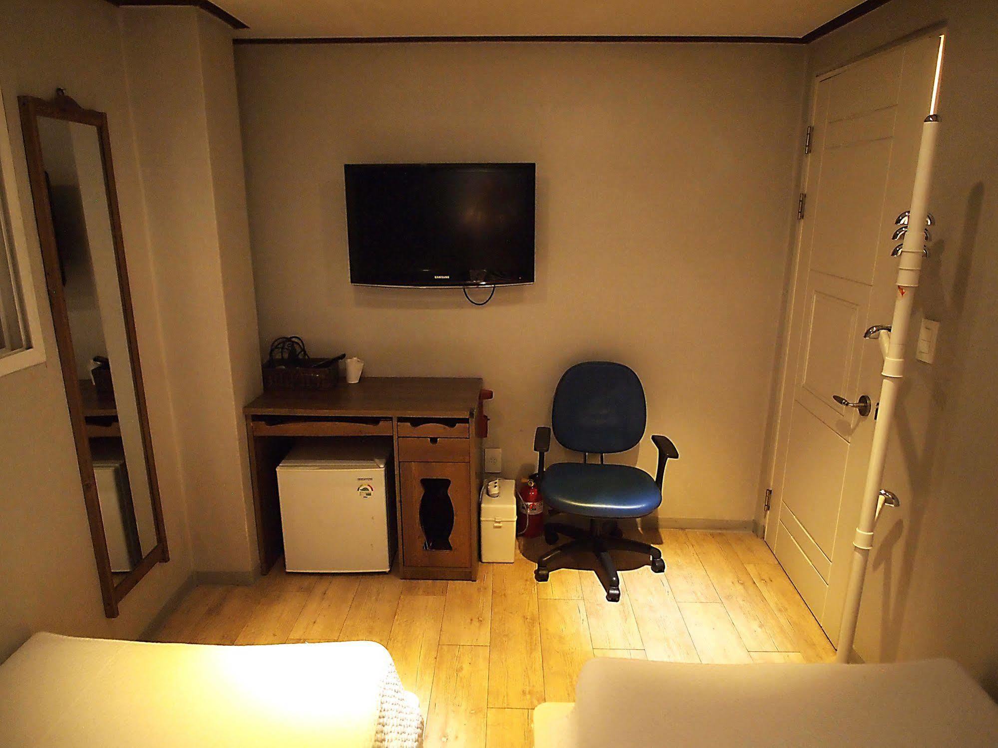 D.H Sinchon Guesthouse Seoul Eksteriør billede