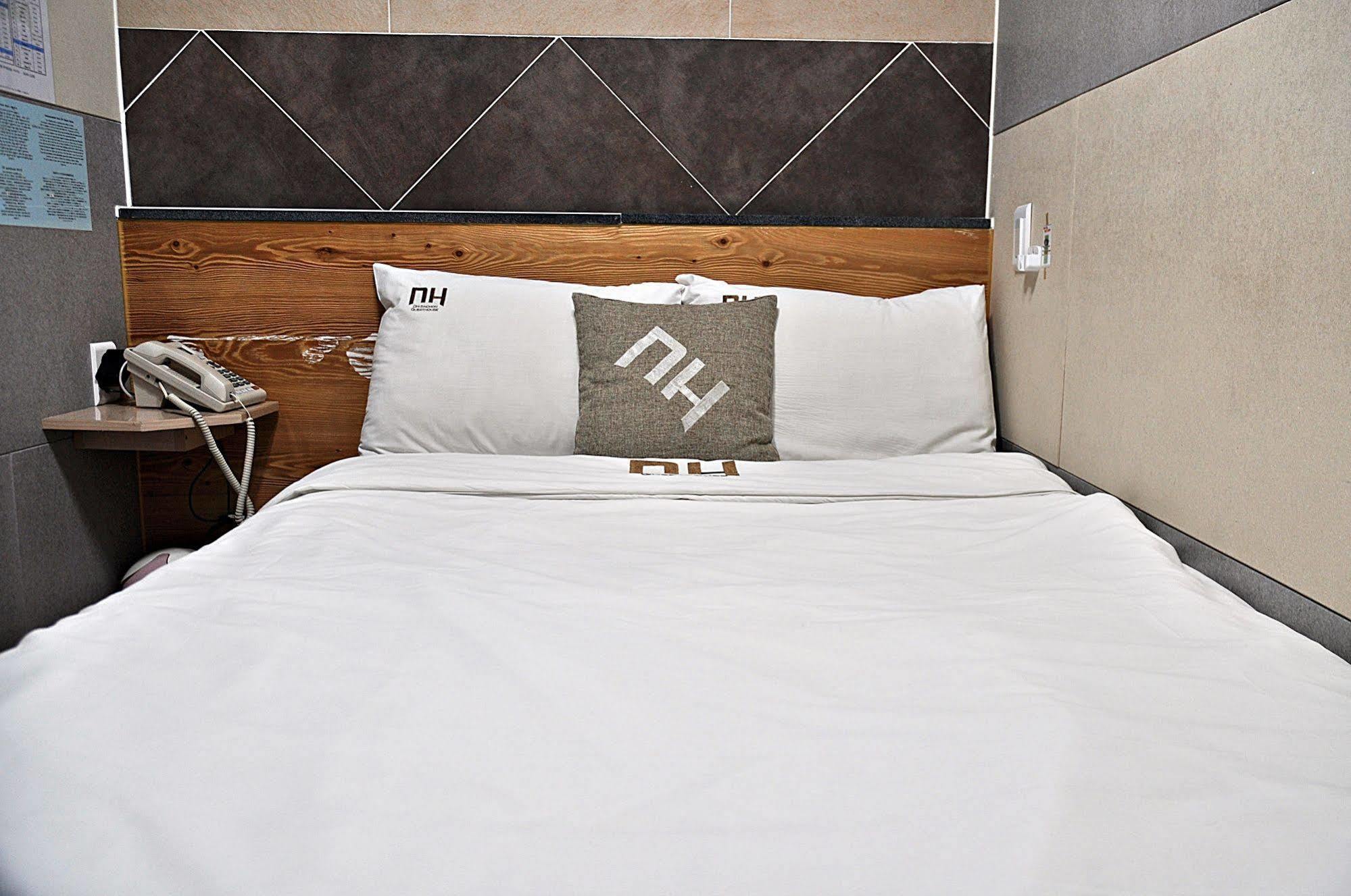 D.H Sinchon Guesthouse Seoul Eksteriør billede