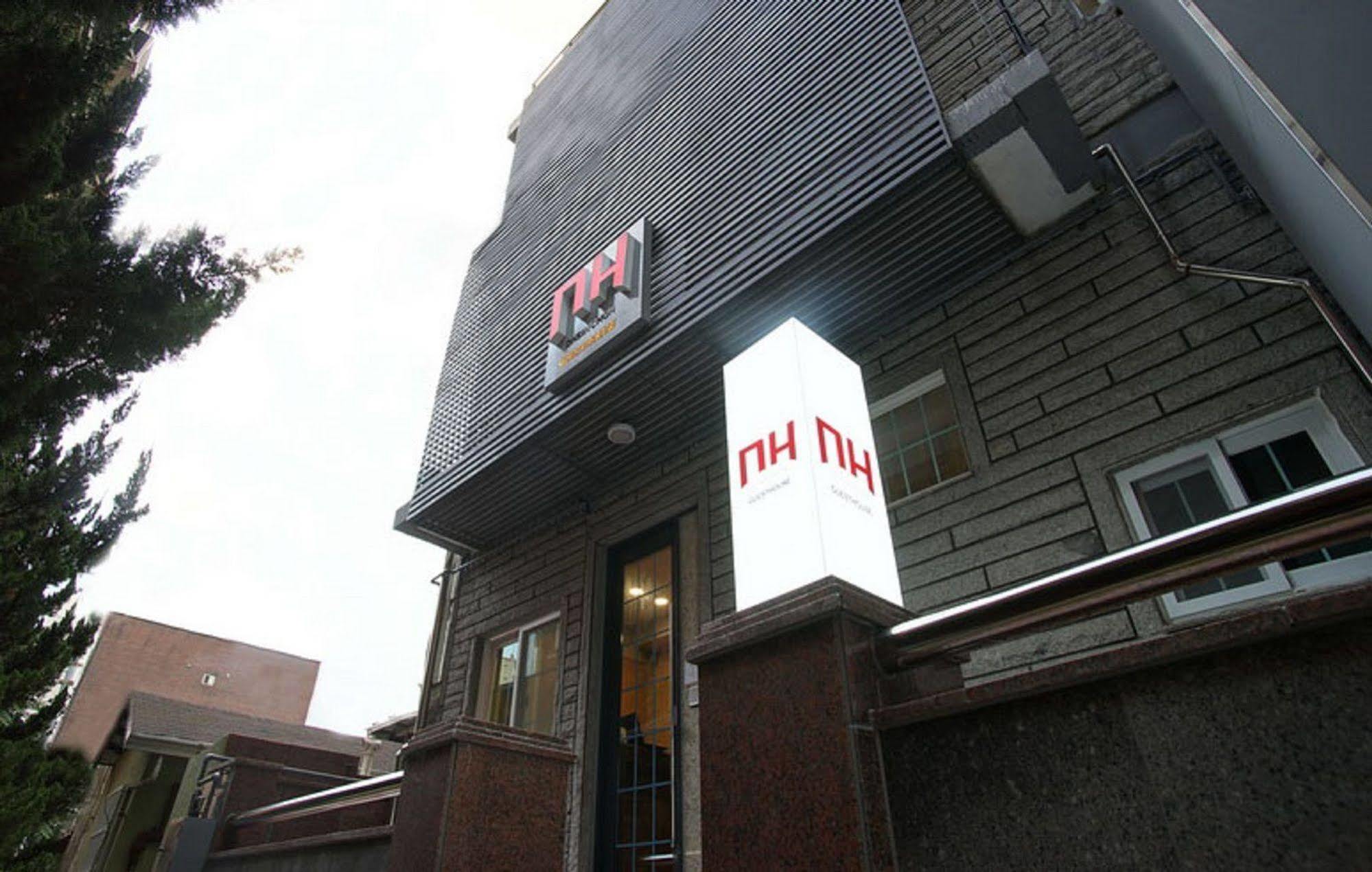 D.H Sinchon Guesthouse Seoul Eksteriør billede